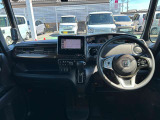 操作性に優れた運転席となります!小物入れや各ボタンの配置にこだわり、使いやすいです!座り心地もよく視認性も良好なのでロングドライブもお任せ下さい!