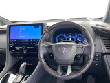 運転席まわりです。 各操作スイッチは使いやすい位置に配置されてます。