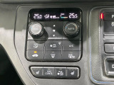 【左右独立型フルオートエアコン】運転席と助手席でそれぞれお好みの温度に設定可能。同乗者にも配慮した、快適な空調をお届け致します。