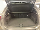 ゆったりとしたトランクルームでございます。たくさんのお荷物の車載が可能でございます。