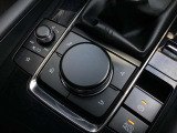 「MAZDAコネクト」コマンダー部 手元を見ることなく操作出来るように左手を自然に降ろした位置に設置。シンプルで使いやすく、機能を覚えやすいボタン配置になっています。