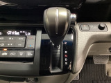 CVT車のセレクトレバーです。低速から高速まで、変速ショックのないスムーズな走りを実現するとともに、エンジン効率のよい領域を維持することで燃費にも貢献します。