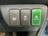 ワイパーブレードラバーの損傷を防ぐフロントガラス熱線スイッチ、車がカーブの外側へ膨らんだり内側へ巻き込んだりする挙動を防止する横滑り防止装置、燃費の向上に有効なECONスイッチ付きです!