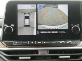 全周囲カメラで、クルマを上空から見下ろしているかのような映像を映し出します。周囲の状況がひと目でわかります!