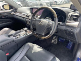 【運転席】座り心地が良いシートなので長時間の運転でも快適にお過ごしいただけます。新品のフロアマットのご注文も可能です。掲載箇所以外にご希望の写真がございましたらお気軽にお問い合わせ下さい。