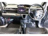 ドライバーを包み込むように、ディスプレーやスイッチ、コンソールを配置。座った瞬間から運転への期待が!空間そのものの心地よさにこだわっています。