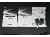 保証書・記録簿・取扱説明書と揃っていいます。キーの電池は新品にお取替えしてから納車させて頂きます。