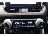 ★運転席と助手席でそれぞれお好みに合わせて温度設定が行えるフルオートエアコンです。外気温や室温、日射量を感知し、吹き出し温度、風量を緻密に制御します