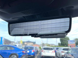 【スマートリヤビューミラー】後席の大きな荷物や同乗者で後方が確認しづらい時でも安心!カメラが撮影した車両後方の映像をルームミラー内に表示。クリアな視界で状況の確認が可能です!