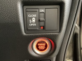 左側電動スライドドアは運転席からでも操作ができるように、ハンドル付近に開閉の操作スイッチが付いています。