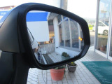 隣車線を走る車両をレーダーで検知し、ドアミラーでは確認しにくい後側方エリアに存在する車両に加え、急接近してくる車両も検知します。車両を検知するとドアミラーに搭載されたLEDインジケーターが点灯します。