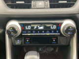オートエアコンは温度を設定するだけで、自動で風量などを設定してくれます。運転しながら操作も必要ないので、安全性も向上します。