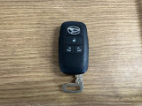 【スマートキー】 スマートキーを携帯していれば、ドアハンドルのボタンを押してロックの解除ができ、パワースライドドアもワンタッチで開閉できます。