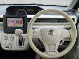 運転席位置からハンドルの周りにスイッチ類が手の届きやすい範囲にあり、操作がしやすくなっております。