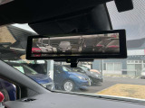 インテリジェントルームミラーです。人や物で視界が遮られてても、車体後部のカメラ映像に切り替えることにより、クリアな後方視界を実現しています。