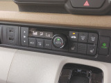 オートエアコン装着車で車内はいつも快適です!
