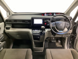 車内は光触媒抗菌消臭施工済です。スタイリッシュなデザインでスポーティなインパネ周りを演出します。グローブボックスやカップホルダーのほかにトレーなどたくさんの収納スペースが付いています。