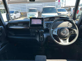 操作性に優れた運転席となります!小物入れや各ボタンの配置にこだわり、使いやすいです!座り心地もよく視認性も良好なのでロングドライブもお任せ下さい!