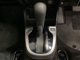 CVT車のセレクトレバーです。低速から高速まで、変速ショックのないスムーズな走りを実現するとともに、エンジン効率のよい領域を維持することで燃費にも貢献します。