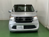 ディスチャージヘッドライト【HID】を装備していますのでとても明るく、夜間の走行や雨の日も安全・安心です。オートライトコントロール付きで周囲の明るさに応じて自動で点灯・消灯します。