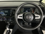 【ハンドル】運転にかかわる様々な操作を安全に行えるように視点移動が少なく操作性に配慮されたスイッチ類が凝縮されたコックピットです。