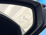 【ブラインドスポットモニター】走行中、ドアミラーの死角になりやすい箇所に後続車が接近するとサイドミラーのレンズに警告を表示!ドライバーに注意喚起をしてくれます。