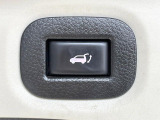 【パワーバックドア】スマートキーや運転席のボタンを押すだけでリアゲートが自動で開閉します!荷物を持っている時や、高い位置にあるバックドアを閉める際に便利な機能です♪