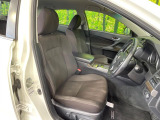 運転席まわりには十分なスペースがあり、大柄な方でもゆったり運転していただける環境です。