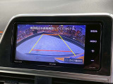 【バックカメラ】運転席から画面上で安全確認ができます。駐車が苦手な方にもオススメな便利機能です。