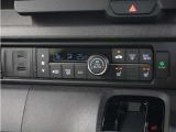 電子制御パーキングブレーキ搭載で指一本で簡単に操作することができます。さらに停車中に、ブレーキペダルを踏み続けなくても、自動的にブレーキを保持する機能である、オートマチックブレーキホールド付きです。