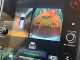 【マルチテレインモニター】車のフロントやサイドのカメラ画像を同時にモニター表示することで、悪路や狭い道を走行時でも周囲の状況確認ができ安心!本格SUVにうれしい装備です♪