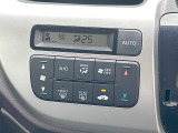 【オートエアコン】一度お好みの温度に設定すれば、車内の温度を検知し風量や温度を自動で調整。暑い&hellip;寒い&hellip;と何度もスイッチ操作をする必要はありません。快適な車内空間には必須の機能ですね♪