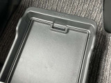 助手席にはアンダートレイも備えちょっとした収納に便利です。