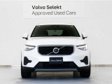 ボルボXC40は、よりスマートに、より大胆に生まれ変わりました。刷新されたフロントフェイス、先鋭的な躍動感を感じさせるスタイリング。SUVの姿を体現するプロポーションは力強さに溢れた佇まいを見せます。