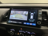 リバースギアに入れるだけで後方の表示へ切り替わります。夜間や雨の日の駐車も楽になりますよ。