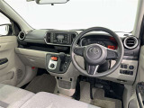 運転席まわりです。 各操作スイッチは使いやすい位置に配置されてます。
