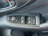 運転席ドアにはパワーウィンドウスイッチが集約され、ドアミラー調整スイッチも装備!1か所で簡単に操作が可能です!