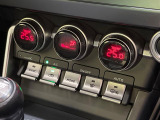【オートエアコン】一度お好みの温度に設定すれば、車内の温度を検知し風量や温度を自動で調整。暑い&hellip;寒い&hellip;と何度もスイッチ操作をする必要はありません。快適な車内空間には必須の機能ですね♪