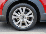 18インチ純正アルミホイールを装備。タイヤサイズは215/55R18となります。