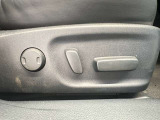 【パワーシート】電動でシートポジションの変更が可能です。手動式より細かくシート設定が可能ですのでより快適な姿勢でドライブを楽しんで頂けるでしょう。