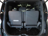 3列目シートは跳ね上げ式で折りたたみ可能です。キャンプ用品など大きな荷物もばっちり収納可能です!