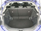 リヤシートは左右別々に前倒しが出来るので、乗車人数や荷物の量に合わせたアレンジが可能です。