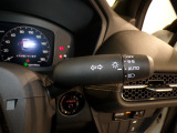 周囲の明るさを感知してヘッドライトのON/OFFできます。トンネルでの点灯・消灯忘れ防止に役立ちます!