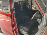 運転席まわりです。運転席からの視界が左右に広く隅々まではっきりと見渡せます!クルマの前端も把握しやすく安心して運転できます!