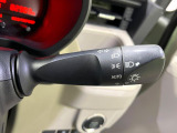 【オートライト】周りの明るさに応じて自動でヘッドライトの点灯・消灯ができる機能です!ライトの付け忘れ・消し忘れなどが無くなり、雨の日や夕方の走行も安心!トンネル通過時も便利ですね♪