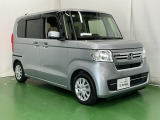 大きく開くスライドドアで狭い場所でも隣を気にすることなく楽に乗り降りできます