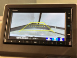 リバースギアに入れるだけで後方の表示へ切り替わります。夜間や雨の日の駐車も楽になりますよ。