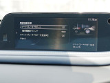 こちらのお車には先進安全装備が多数搭載されています。衝突被害を回避あるいは軽減するためのブレーキや、後方死角からの接近警報、車線逸脱を防止する警報装置など、詳しくはスタッフまでお尋ねください。
