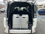 手動スロープを直立・前倒れなどアレンジする事で荷室としても活用できます☆
