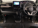 車内は光触媒抗菌消臭施工済です。インパネ周りはスタイリッシュなデザインです。グローブボックスやカップホルダーのほかにトレーなどたくさんの収納スペースが付いています。